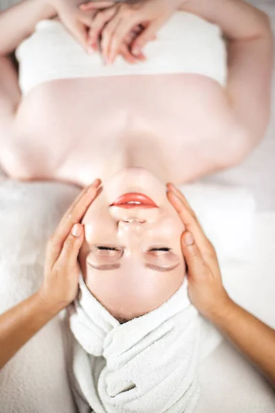 Massagem facial. Cuidados saudáveis com a pele e o corpo. — Fotografia de Stock