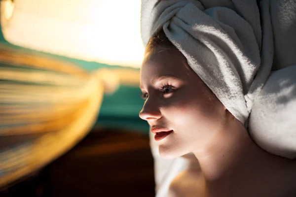 Femme avec peau parfaite et serviette sur la tête relaxante au spa, soins de la peau — Photo