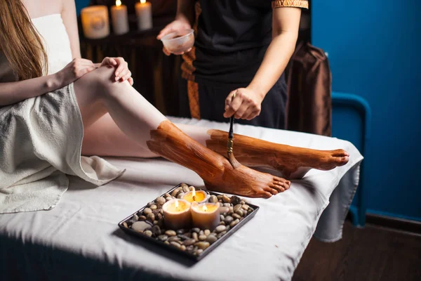 Young female client getting spa treatment in rejuvenation clinic. Mud therapy. — Stock Photo, Image