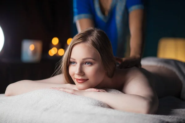 Massage och kroppsvård. Spa body massage behandling. — Stockfoto