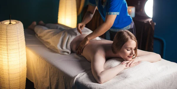 Spa, resort, beleza e conceito de saúde. Mulher no salão de spa recebendo de volta tratamento — Fotografia de Stock