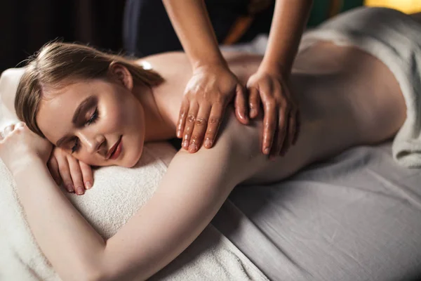 Massagem corporal no consultório do fisioterapeuta. — Fotografia de Stock