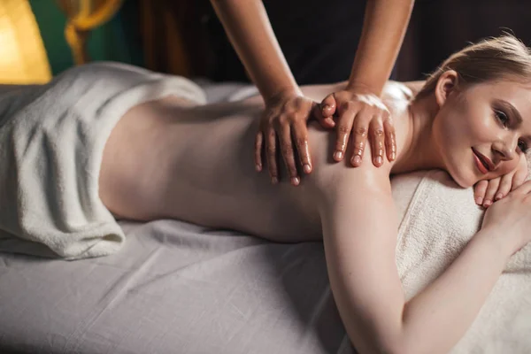 Spa, resort, beleza e conceito de saúde - mulher bonita no salão de spa recebendo tratamento facial — Fotografia de Stock