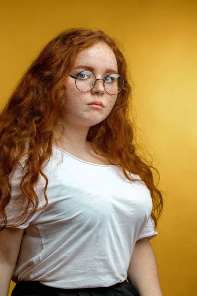 Jovem com cabelo de gengibre desapertar isolado no amarelo, com expressão calma — Fotografia de Stock