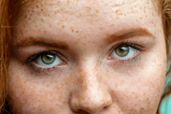 Primer plano macro cara de joven pelirroja pecosa mujer con hermosos ojos verdes —  Fotos de Stock
