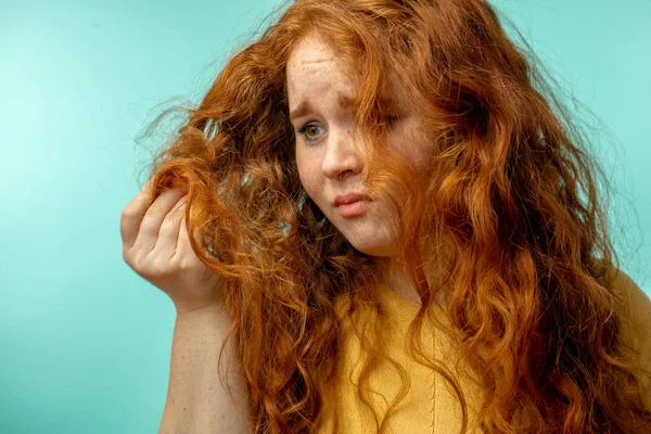 Perturbado e mulher com sua expressão de rosto cabelo seco danificado fundo azul — Fotografia de Stock