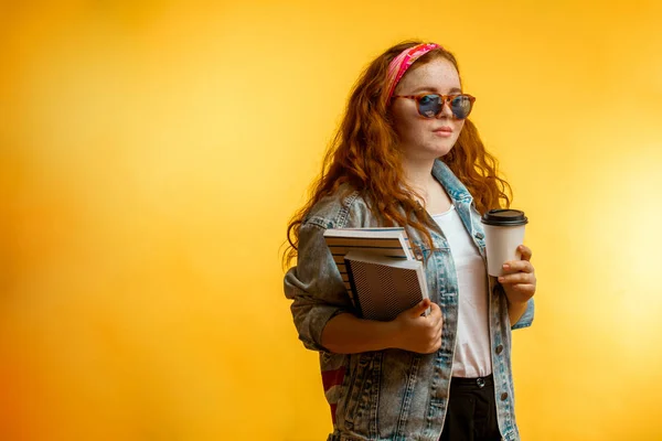 Retrato de divertida chica pelirroja alegre con grandes gafas de color rosa — Foto de Stock