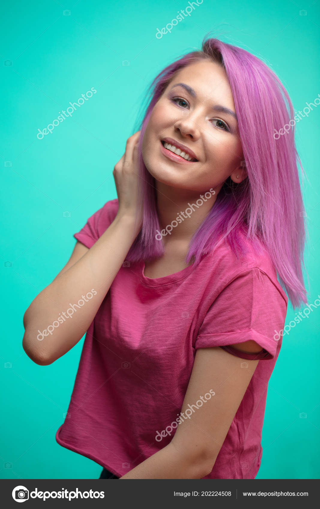 満面の笑顔 喜びを感じ ピンクの髪の若い女性モデル ストック写真 C Ufabizphoto