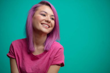 Genel olarak, duygu sevinç gülümseyen pembe saçlı Genç kadın modeli.