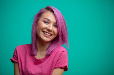 Genel olarak, duygu sevinç gülümseyen pembe saçlı Genç kadın modeli.