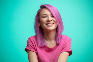 Genel olarak, duygu sevinç gülümseyen pembe saçlı Genç kadın modeli.