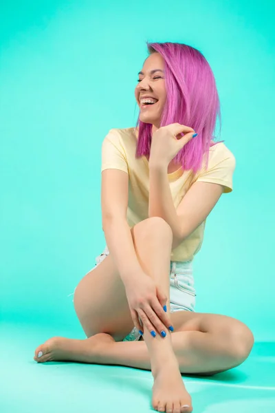 Женщина с фиолетовыми волосами с голыми ногами и босыми ногами — стоковое фото