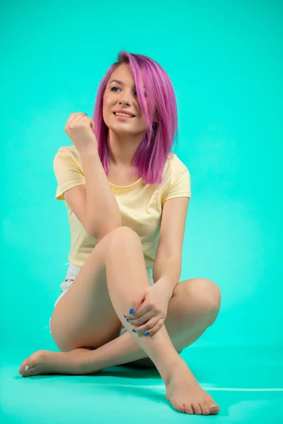 Жінка з фіолетовим волоссям з голими ногами і голими ногами — стокове фото