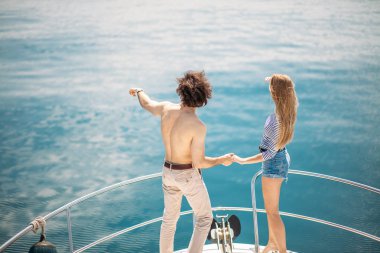 Yatta yelken açarken güvertede dans eden tutkulu aşıklar.