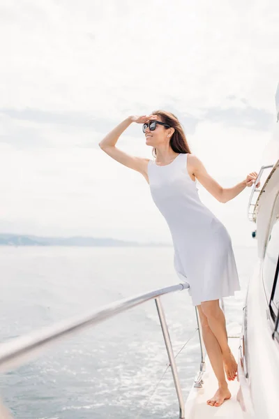 Giovane donna sexy sul suo yacht privato al tramonto — Foto Stock