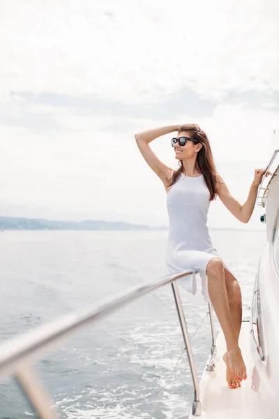 Kavkazský ženský model v brýlích pózující na luxusní plachetnici — Stock fotografie
