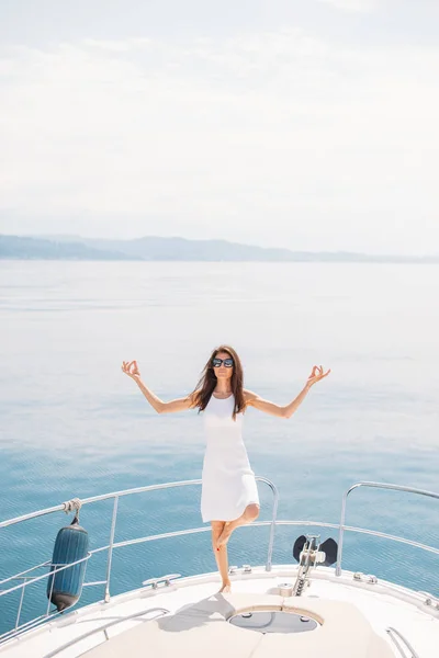 Fehér nő modell szemüvegben pózol luxus vitorlás hajón — Stock Fotó