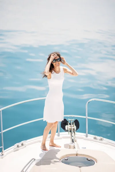 Modello femminile caucasico in occhiali in posa su barca a vela di lusso — Foto Stock