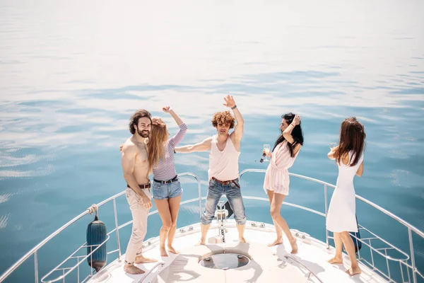 Rejs morski i wakacje - młodzież w kieliszkach do szampana na łodzi lub jachcie — Zdjęcie stockowe
