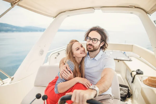 Junges schönes Ehepaar umarmt sich im Urlaub auf der Jacht — Stockfoto