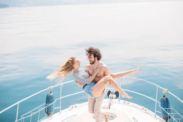 Hot dating lovers on the luxury boat in open sea in summer. — Stock Photo, Image