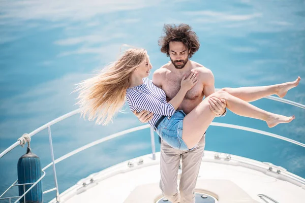 Hot dating liefhebbers op de luxe boot in open zee in de zomer. — Stockfoto