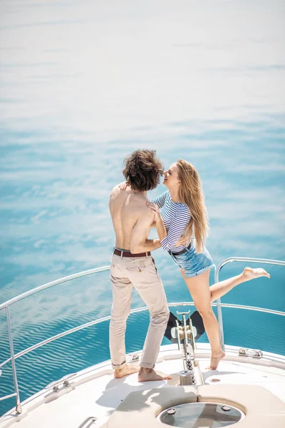 Quente namoro amantes no barco de luxo em mar aberto no verão. — Fotografia de Stock