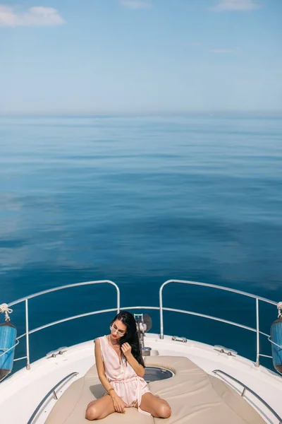Ritratto di bruna femmina in posa su fondo marino su barca a vela — Foto Stock