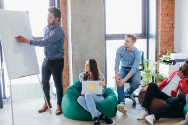 Takım antrenman çizelgesi ofisiyle iş konferansı sunumu