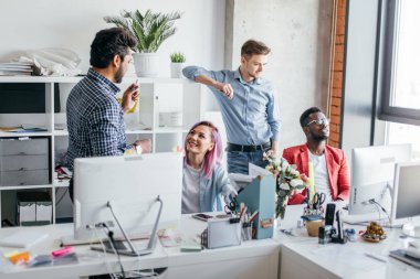 Lüks ofis alanında çalışan iş adamları.