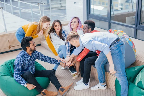 Jóvenes diseñadores dando cinco después de firmar contrato con socios en el extranjero. — Foto de Stock