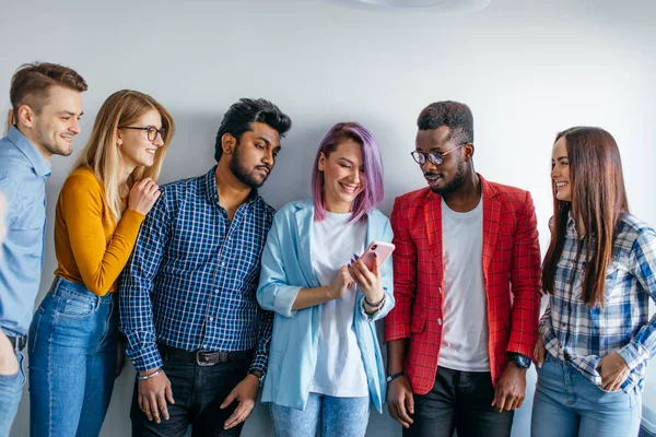 Multietnisk ungdomsgruppe i dagligtale Wear isolert over grå bakgrunn – stockfoto