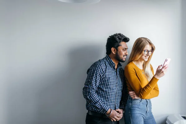 Satisfeito Feliz Casal Misto Olhando Através Fotos Mídias Sociais Enquanto — Fotografia de Stock