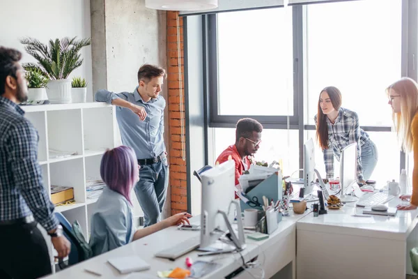 Gente de negocios en el trabajo en un espacio de oficina de lujo ocupado — Foto de Stock