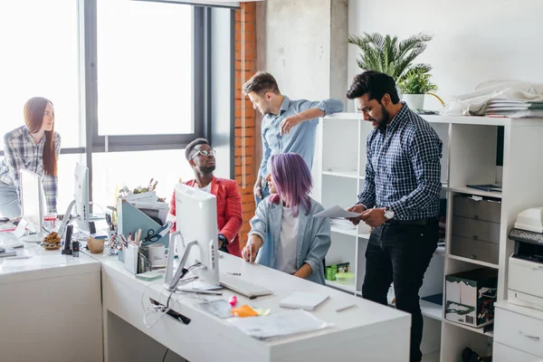 Geschäftsleute bei der Arbeit in einem geschäftigen Luxus-Büro — Stockfoto