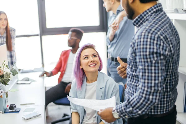 Zakenmensen aan het werk in een drukke luxe kantoorruimte — Stockfoto