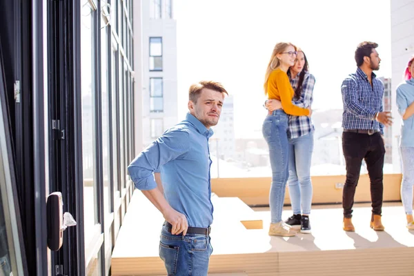 Gruppe av fleretniske unge som kjøler i utendørs bybakgrunn – stockfoto