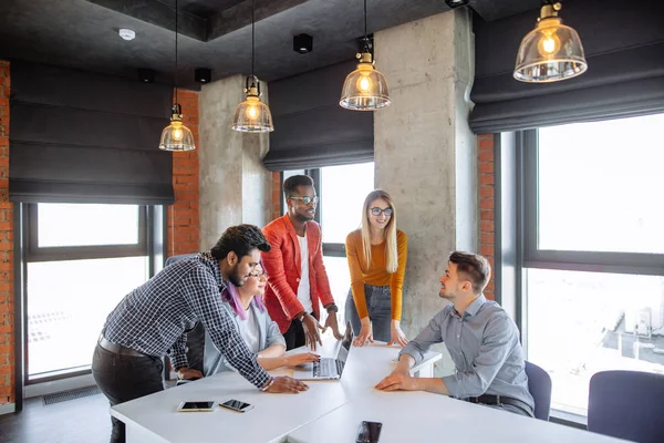 Equipo empresarial creando un nuevo programa — Foto de Stock