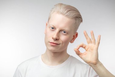 Pozitif sarışın adam, iyi Ok işareti söyleyerek, her şeyi gösteriyor. Beden dili kavramı.