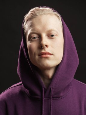 Spor moda konsepti. Siyah arka planda izole edilmiş spor kıyafetlerle poz veren albino adam..