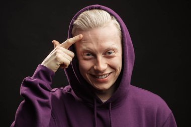 Spor moda konsepti. Siyah arka planda izole edilmiş spor kıyafetlerle poz veren albino adam..