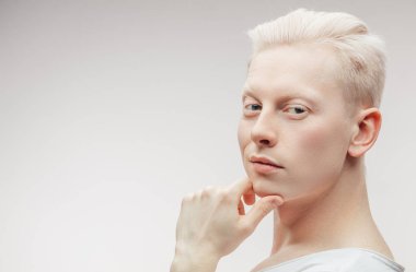 Beyazda izole edilmiş model erkek. Yakışıklı albino adam, yakın çekim..