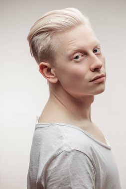 Beyazda izole edilmiş model erkek. Yakışıklı albino adam, yakın çekim..
