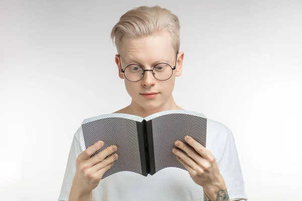 Schöner Blonder Kluger Mann Mit Brille Liest Graues Buch Bereitet — Stockfoto