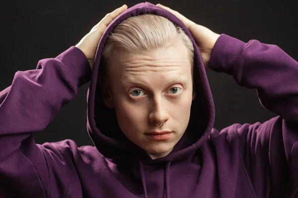 Concepto de moda deportiva. Hombre albino posando en ropa deportiva aislado sobre fondo negro. — Foto de Stock