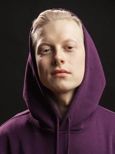 Sports fashion concept. Albino guy posing in sporty clothing isolated over black background. — Stock Photo, Image