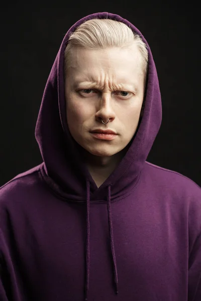 Concepto de moda deportiva. Hombre albino posando en ropa deportiva aislado sobre fondo negro. —  Fotos de Stock