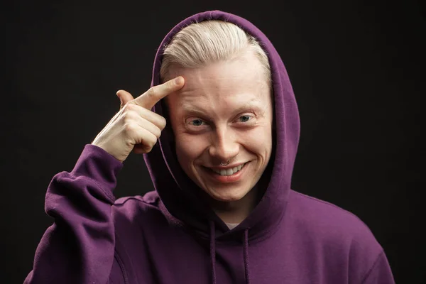 Sports fashion concept. Albino guy posing in sporty clothing isolated over black background. — Stock Photo, Image