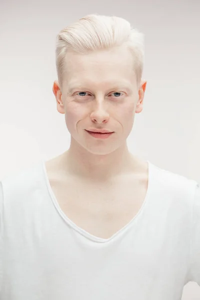 Modèle de mode mâle isolé sur blanc. beau albinos gars gros plan. — Photo