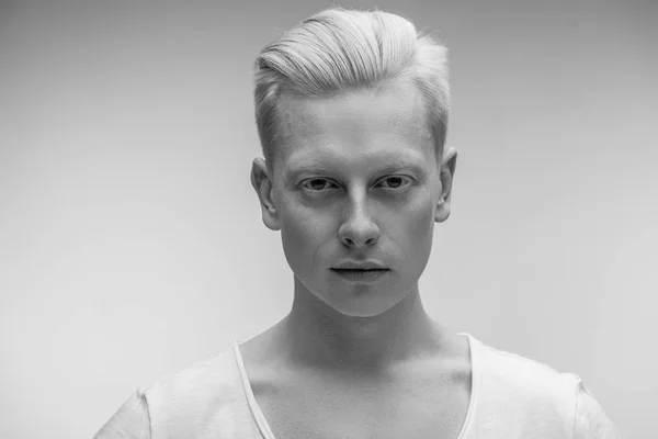 Mode modell hane isolerad på vitt. Snygg albino kille närbild. — Stockfoto